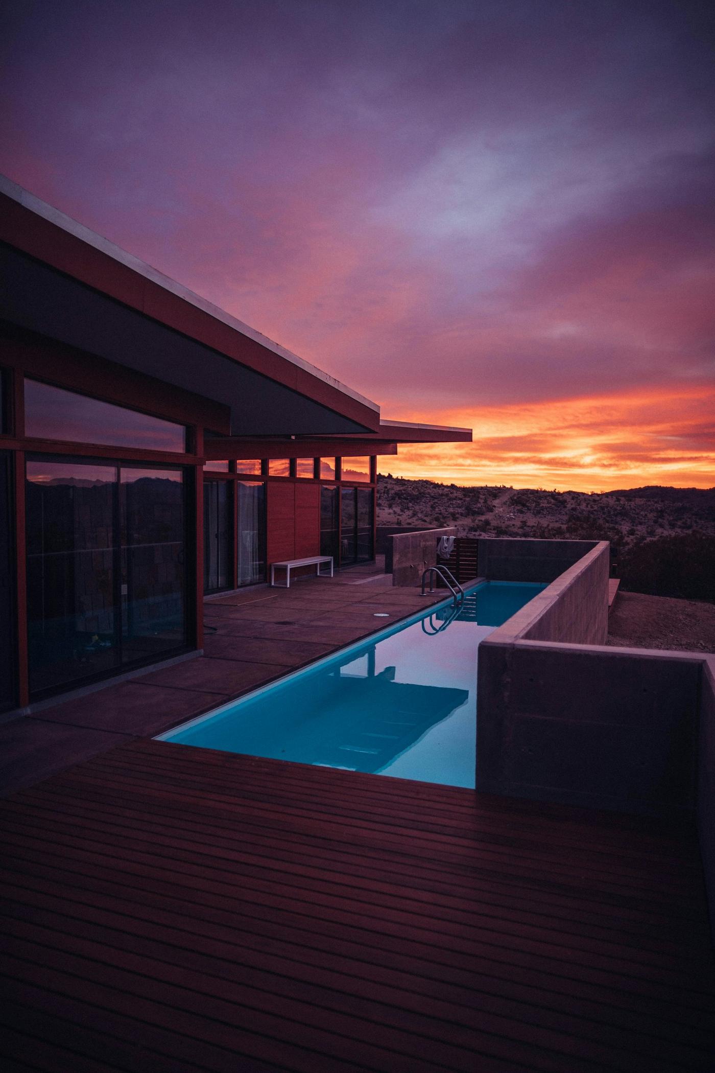 Casa con pileta y vista al atardecer